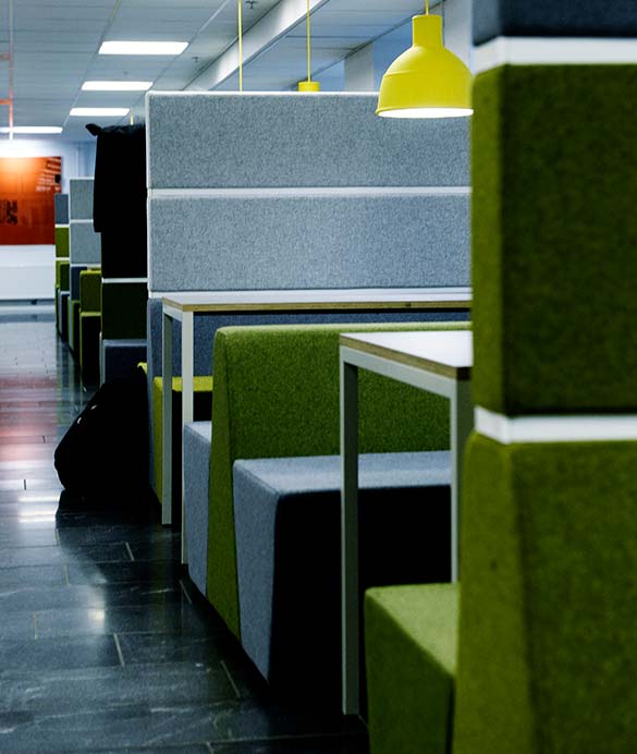 Porcelænshaven inside with a sitting area