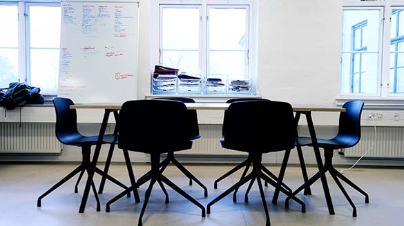 Porcelænshaven inside with table and chairs